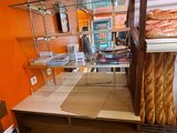 un plan de travail sur lequel est posé du pain, dans la cuisine