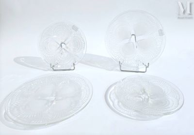 trois assiettes en verre transparent ornées d'une horloge, posées sur une surface blanche