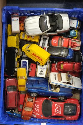 une boîte bleue remplie de petites voitures de toutes sortes