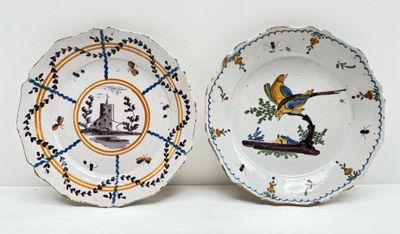 deux assiettes avec des oiseaux