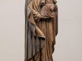 statue d'une femme tenant un enfant dans ses bras, posée sur une table