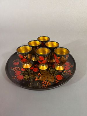 Service à liqueur comprenant six petits gobelets sur piédouc…