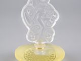un bougeoir en verre jaune orné d'un motif dépoli