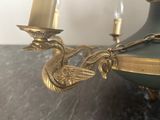 deux bougies posées sur une table sur laquelle se trouve un oiseau