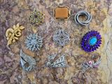 de nombreux bijoux de toutes sortes posés sur une table
