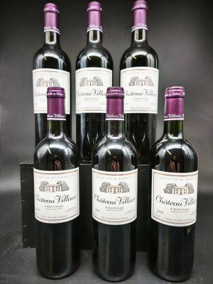 six bouteilles de vin sont alignées sur une table