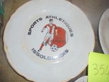une assiette blanche sur laquelle est représenté un footballeur