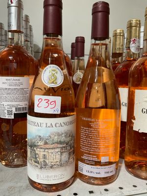 Des bouteilles de vin sont alignées sur une étagère dans un caviste.