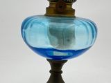 une image représentant un vase en verre bleu surmonté d'une couronne dorée