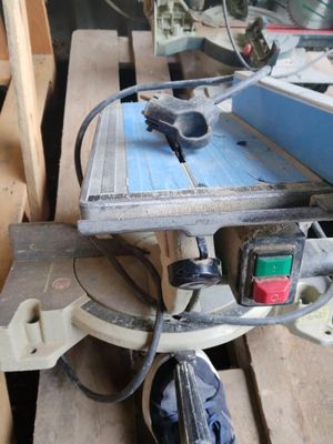 Une scie à onglet et de table de marque MAKITA LH 1040 (2005…