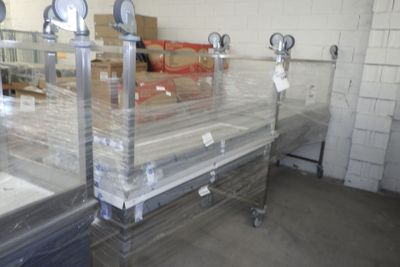 une grande vitrine contenant de nombreux objets