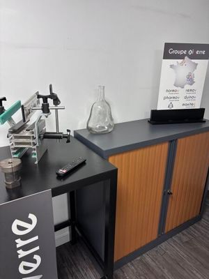 une image représentant un laboratoire de sciences avec une table et du matériel de laboratoire