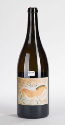 une bouteille de vin posée sur une table