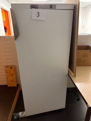 un réfrigérateur qui se trouve dans un coin de la pièce