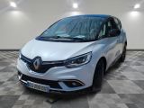 la voiture blanche est garée sur un sol en damier dans le garage