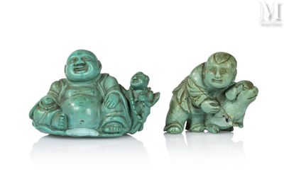 deux petites statues de bouddhas assis sur une surface blanche
