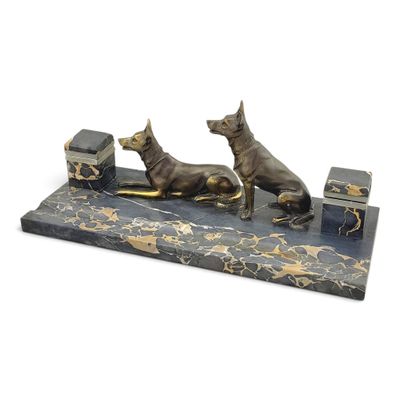 statue représentant deux chiens sur un socle en marbre, accompagnée d'une boîte