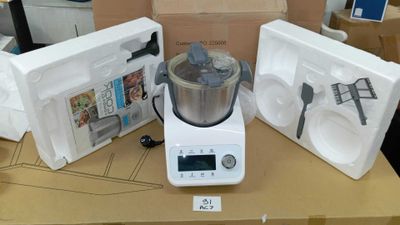un mixeur posé sur une boîte