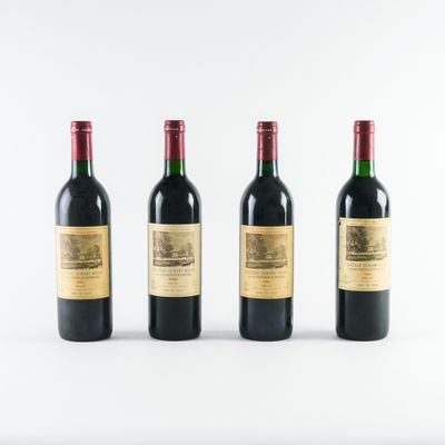 trois bouteilles de vin sont alignées sur une surface blanche