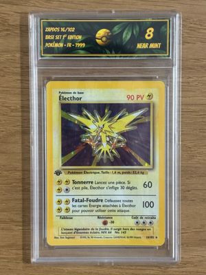gros plan d'une carte pokemon sur une table