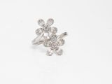 une bague en or blanc avec des diamants sur fond blanc