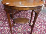 une table ovale avec un plateau en bois posée sur un tapis dans une pièce