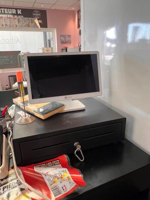 un bureau noir sur lequel est posé un ordinateur