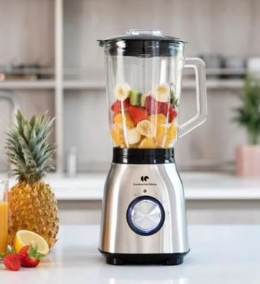 un mixeur posé sur le plan de travail de la cuisine, contenant des fruits