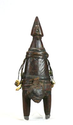 Poupée en bois dur à patine sombre figurant un personnage sc…