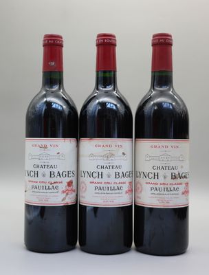 trois bouteilles de vin rouge posées côte à côte sur une table
