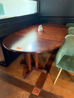 une table et deux chaises dans un coin d'une pièce