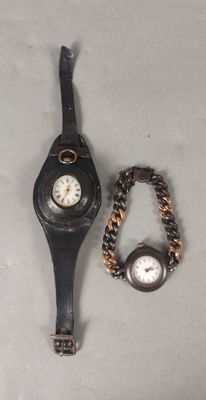 deux montres et un bracelet posés sur une table