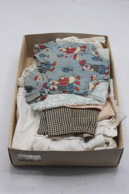 une boîte contenant beaucoup de vêtements