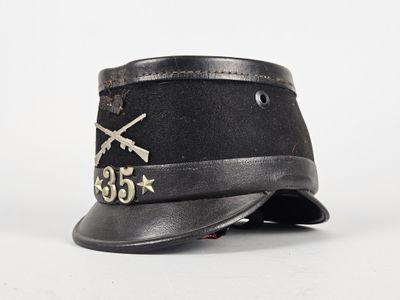 un chapeau noir orné d'un pistolet et d'étoiles