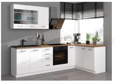 une photo d'une cuisine avec des placards blancs et une cuisinière noire