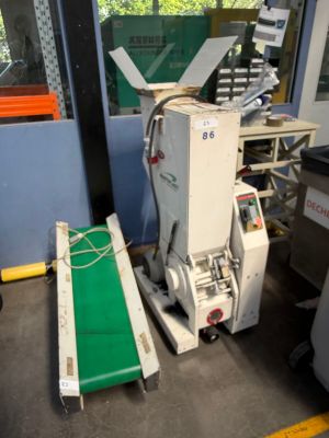 a picture of a machine that is sitting in a room