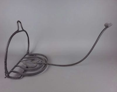 une image représentant un objet métallique auquel est attaché un cordon