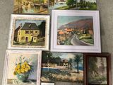 il y a beaucoup de tableaux posés par terre dans cette pièce