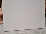 une photo d'une feuille de papier blanc posée par terre
