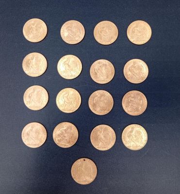 gros plan d'un paquet de pièces de monnaie posé sur une table