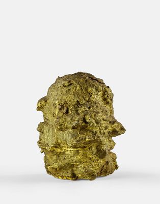 une pépite d'or sur fond blanc
