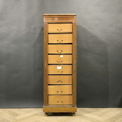 une grande armoire en bois surmontée de cinq tiroirs