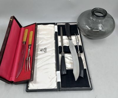 une boîte contenant un couteau, une fourchette et un aiguiseur de couteaux