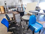plusieurs chaises et tables dans une pièce où se trouvent de nombreux meubles