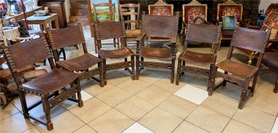 a lot of chairs that are sitting in a room