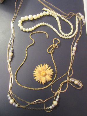 Lot DE Bijoux Fantaisie ET Metal Dore Dont Nombreux CO…