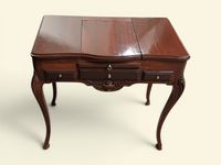Table coiffeuse en bois teinté façon acajou. (photo 2)