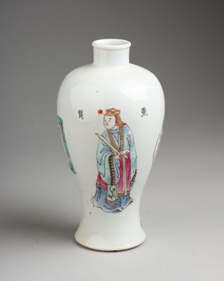 un vase blanc avec la photo d'une femme dessus