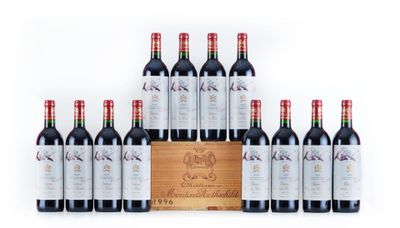 six bouteilles de vin rouge dans une caisse en bois sur fond blanc