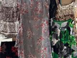 de nombreuses robes suspendues à un portant à l'extérieur